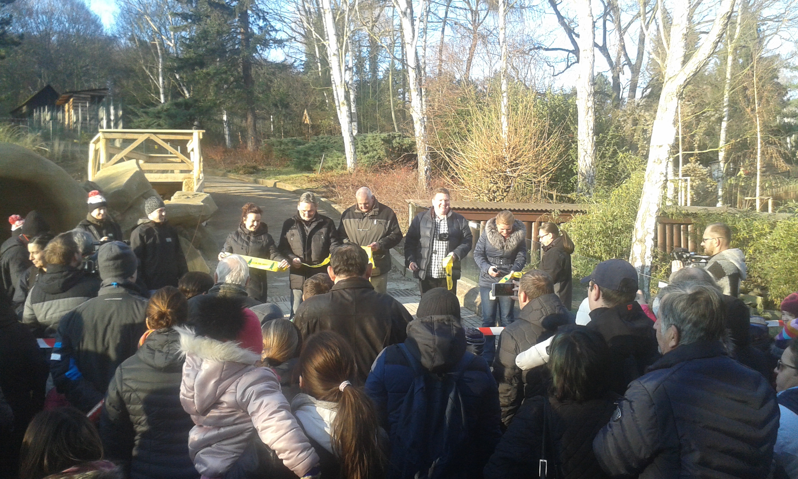 04) Rozstřižené kousky slavnostní pásky darované dětem (Zoo Ústí nad Labem)